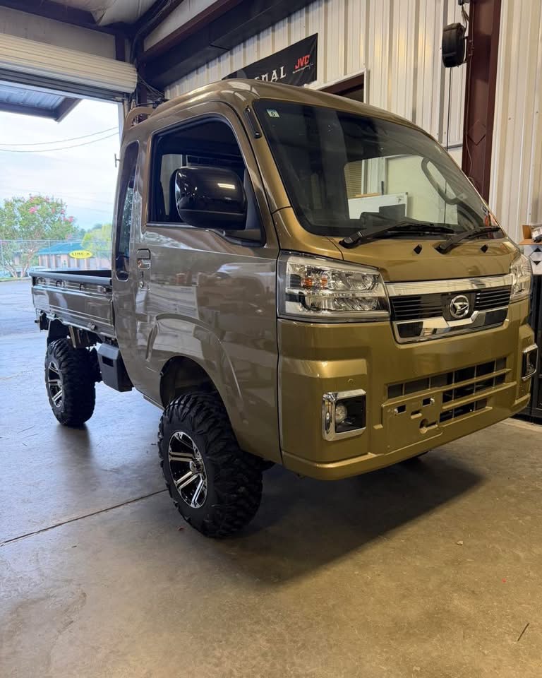 Lifted compact pickup fitted with off-road wheels and tires