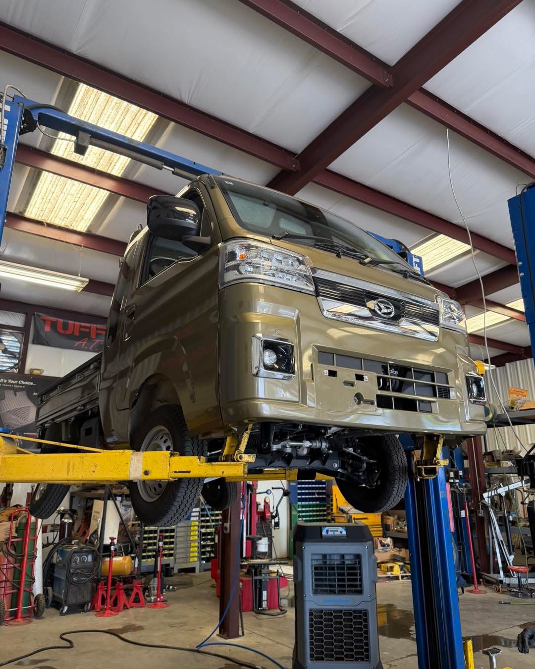 Compact truck raised in the Southeast Customs service bay